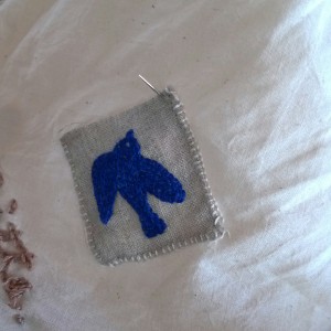 先生をしてくださった福西さんの手作りの鳥モチーフを縫いつけたり…