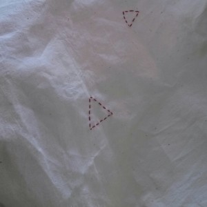 シンプルな三角モチーフ。赤糸を選んで散りばめるとかわいい。