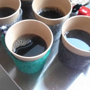 福西亜紀さんお手製のホルダーつきカップで。2月1日のオープンハウスでは100杯近くを提供しました。